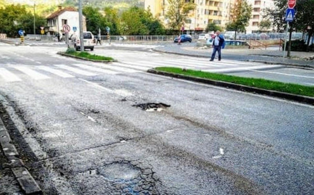 Rupa na cesti Avenija