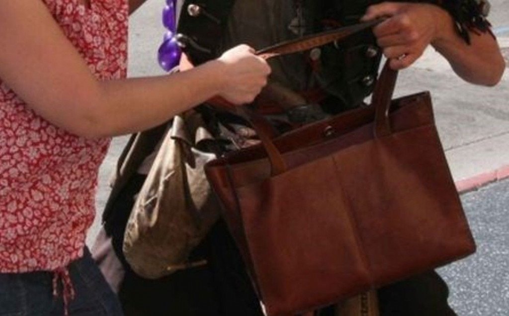 Krađa torbice