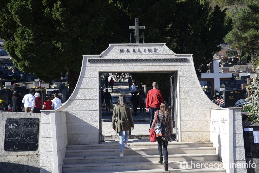 Svi sveti Groblje Masline