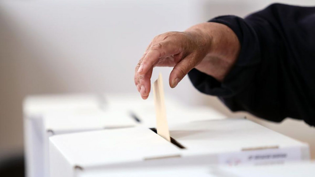 Glasovanje kutija ruka