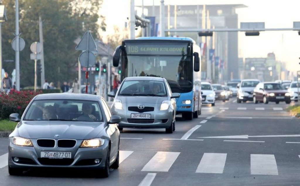 Svijetla po danu na autu