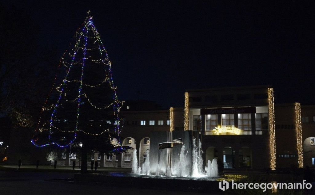 kićenje bora, božićne lampice