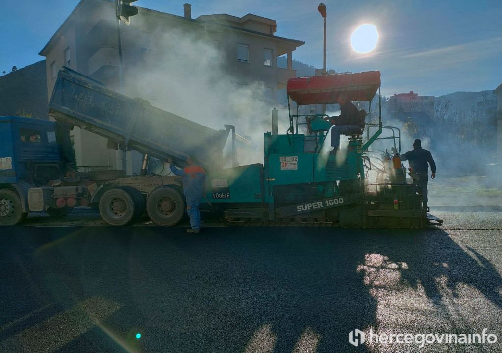 Asfaltiranje kod Doma zdravlja i na Bulevaru