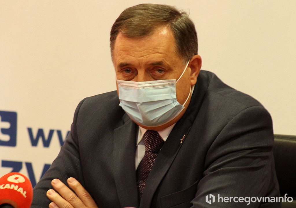 Milorad Dodik maska