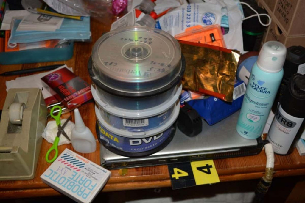 Zaplijenjeni laptop i cdovi - dječja pornografija