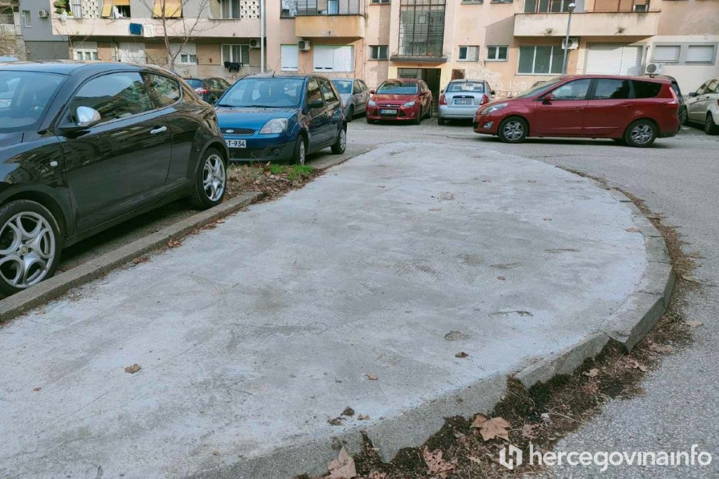 Ulica Kralja Tomislava betonirana zelena površina