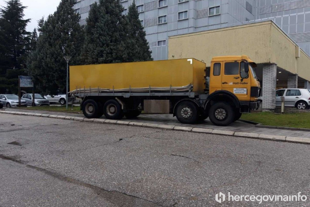 Cisterna s vodom ispred SKB Mostar