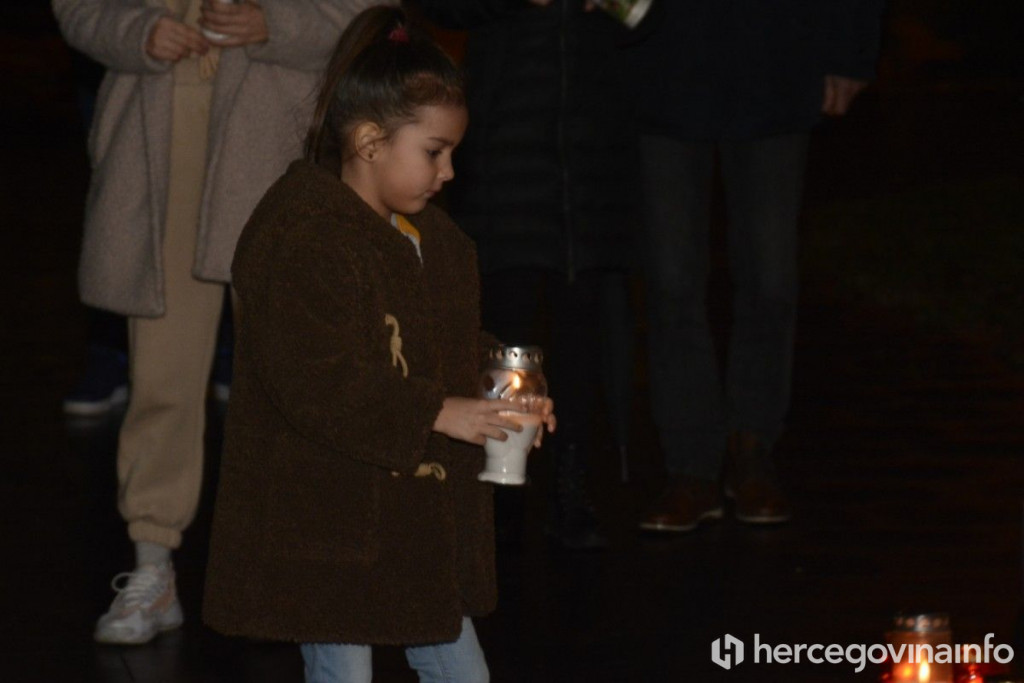 Paljenje svijeća za mlade iz Posušja