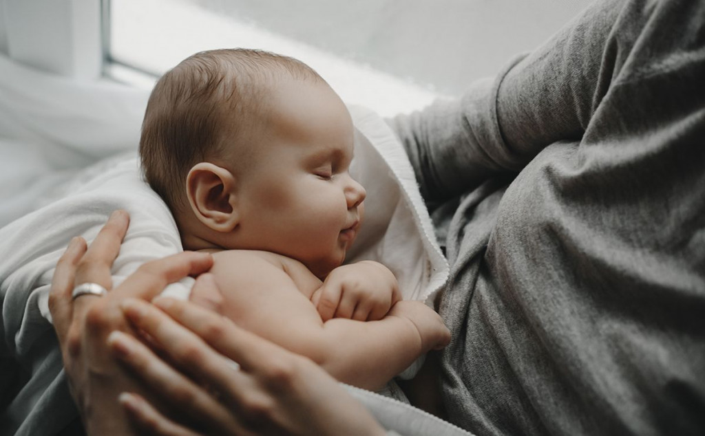 Majka novorođenče dijete