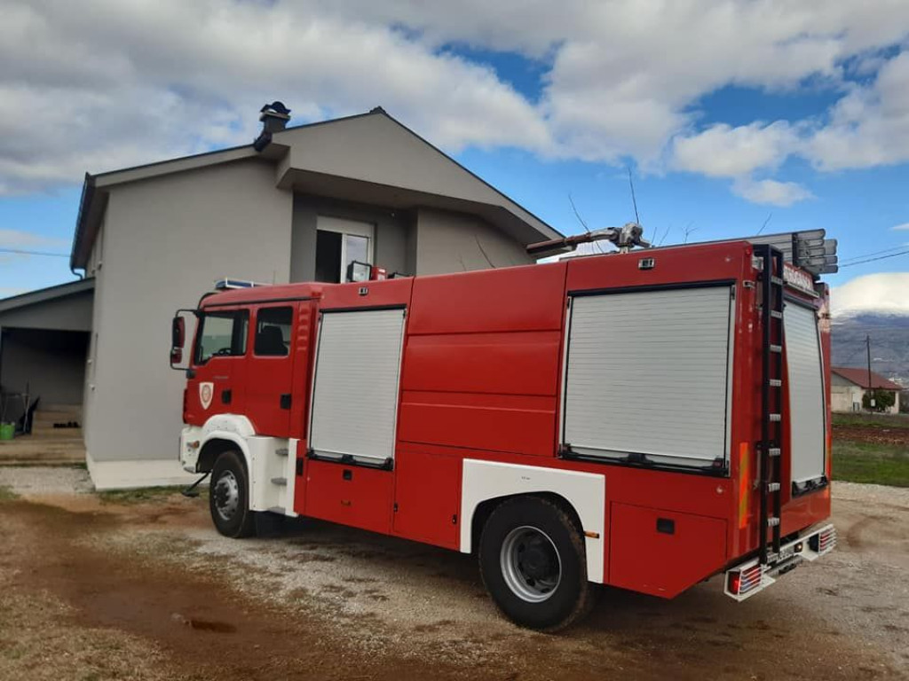 Vatrogasno vozilo vatrogasci