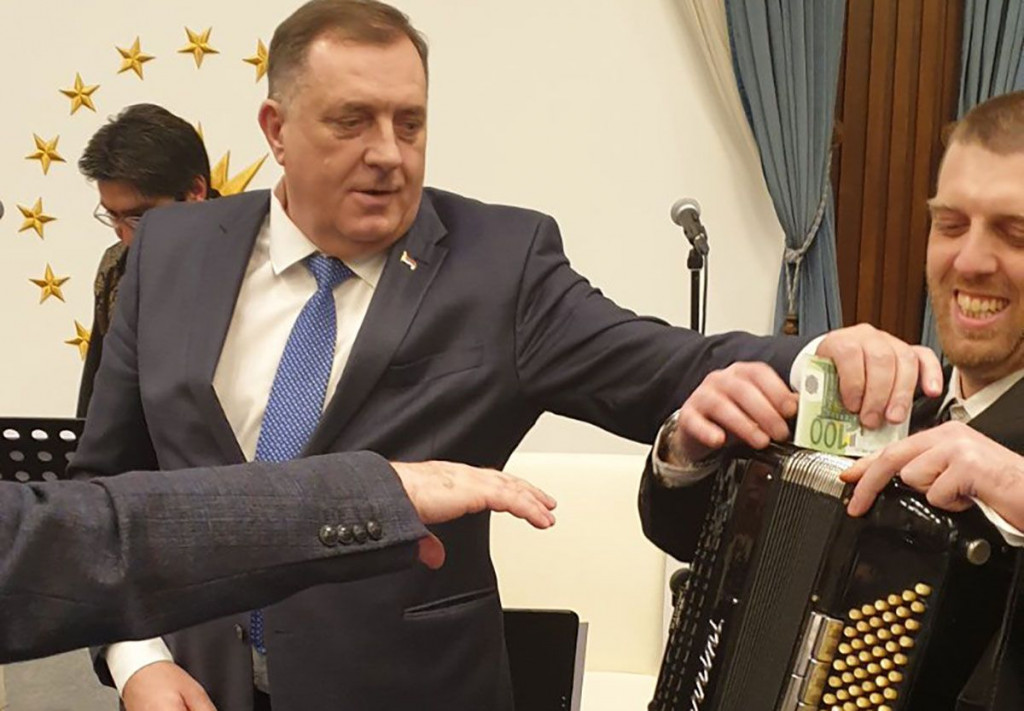 Milorad Dodik i harmonikaš