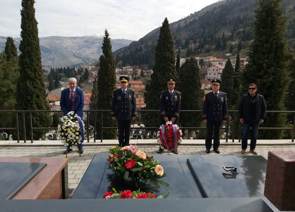 Odavanje počasti Jozi Leutaru