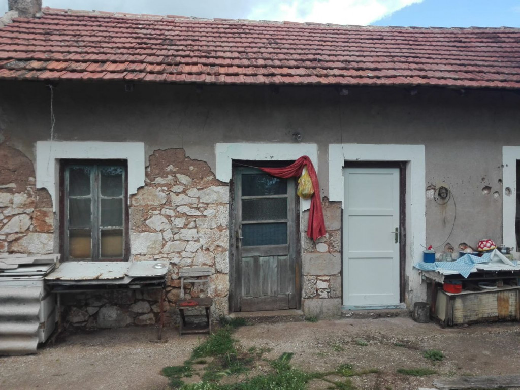 Trošna kuća u Slipčićima