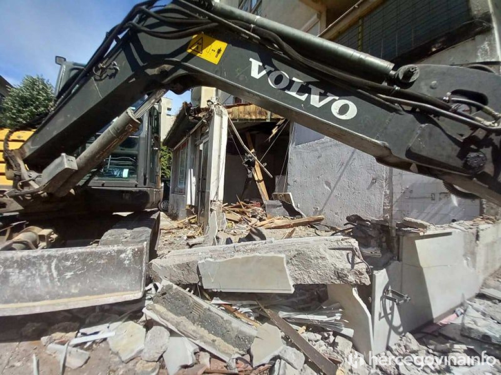 Rušenje ilegalnih objekata u Mostaru