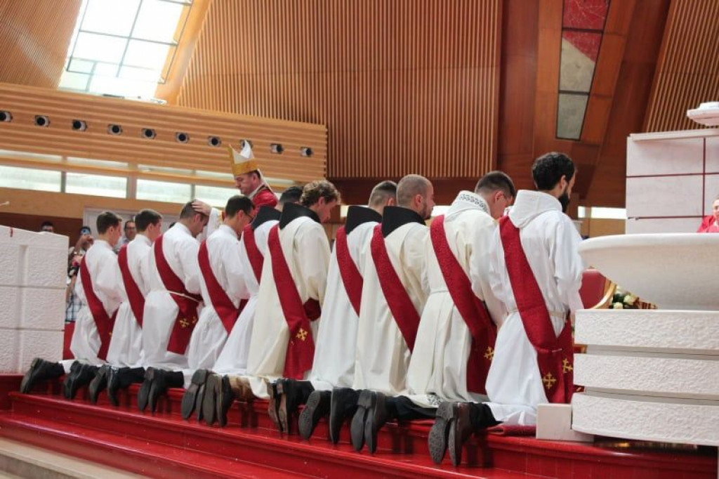 svećeničko ređenje, svećenici