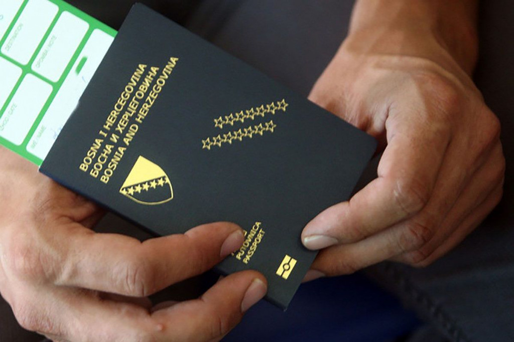 Putovnica BiH u rukama