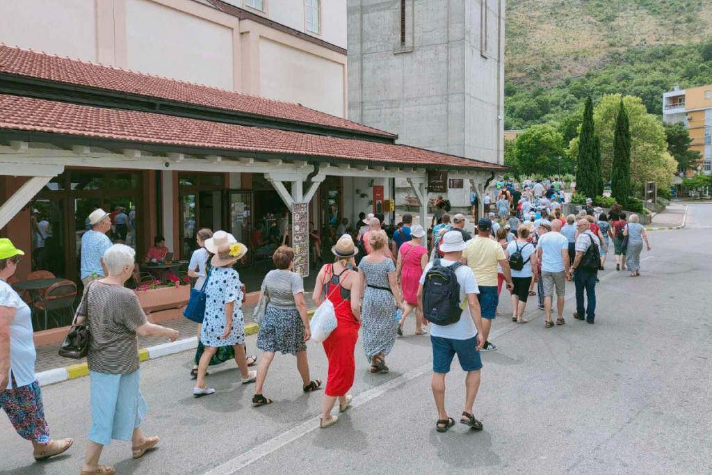 turisti, Mostar, drive in