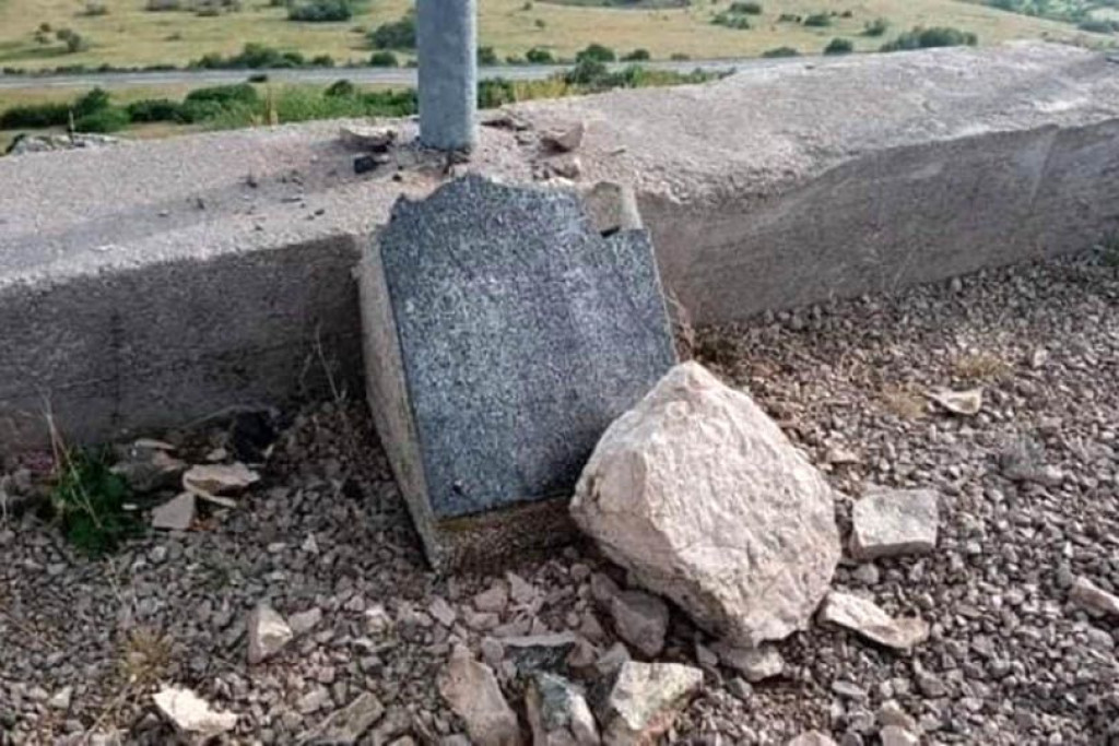 vandalizam, spomen ploča