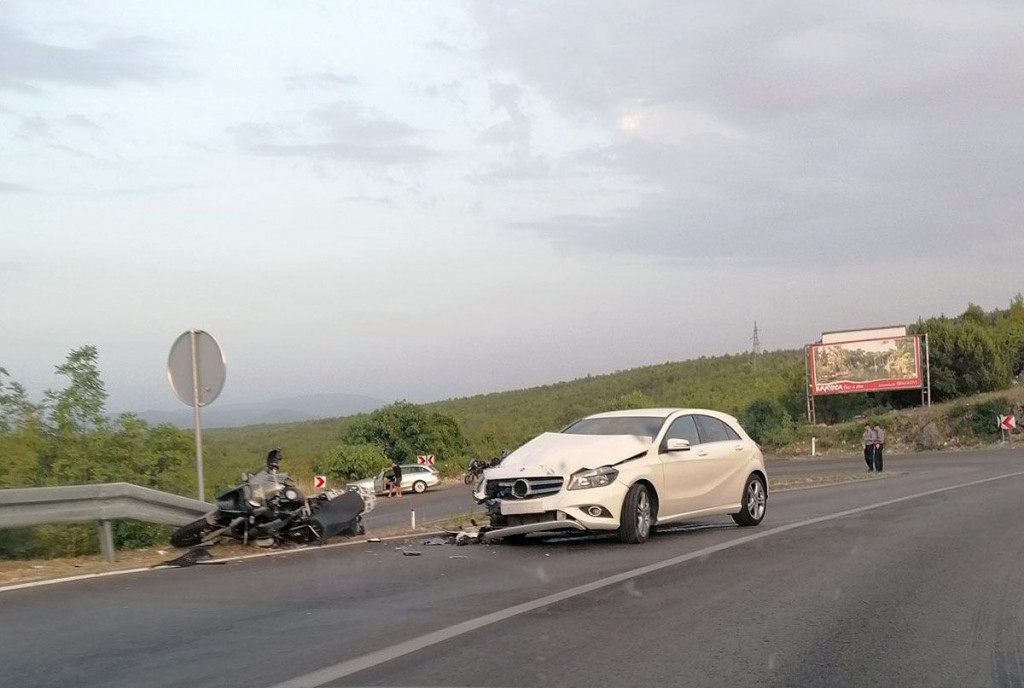 Sudar Sretnice motor i Mercedes