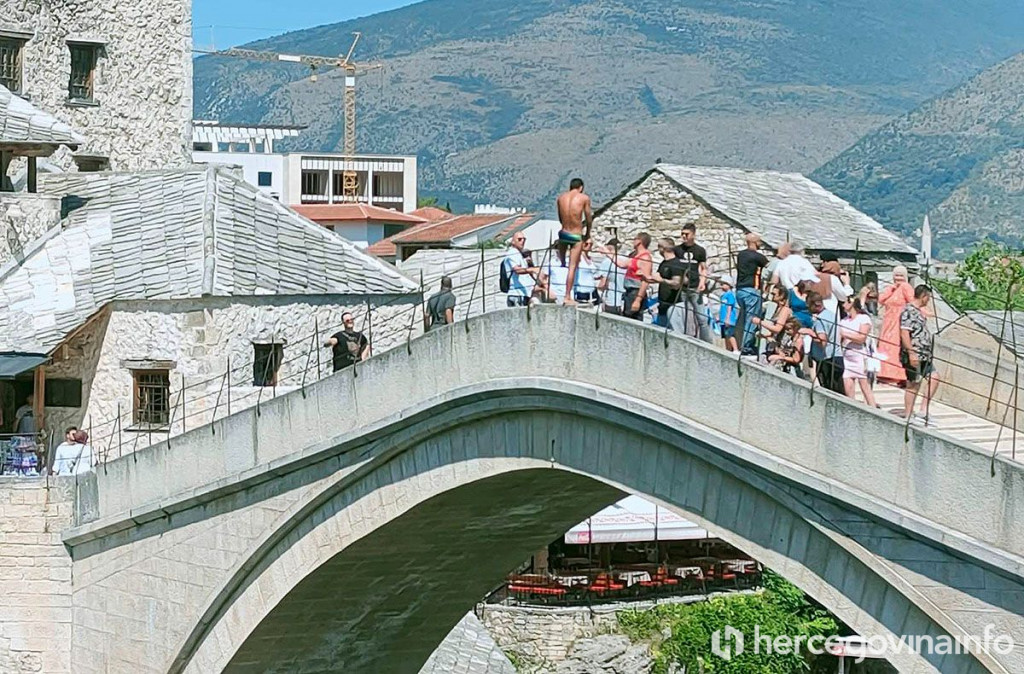 Stari most turisti