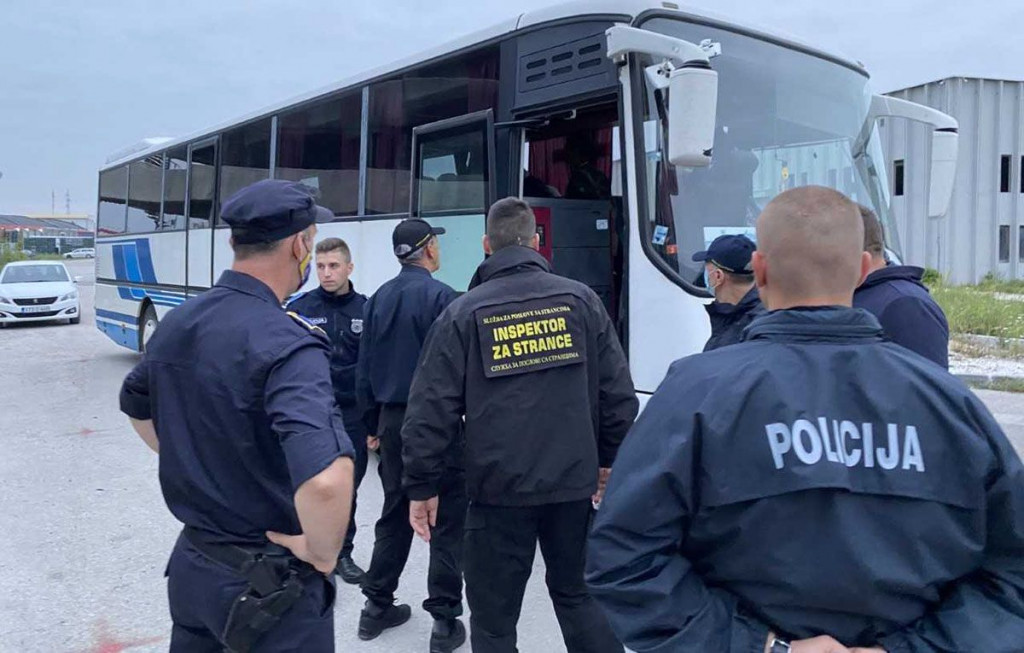 Izmještanje migranata policija Bihać