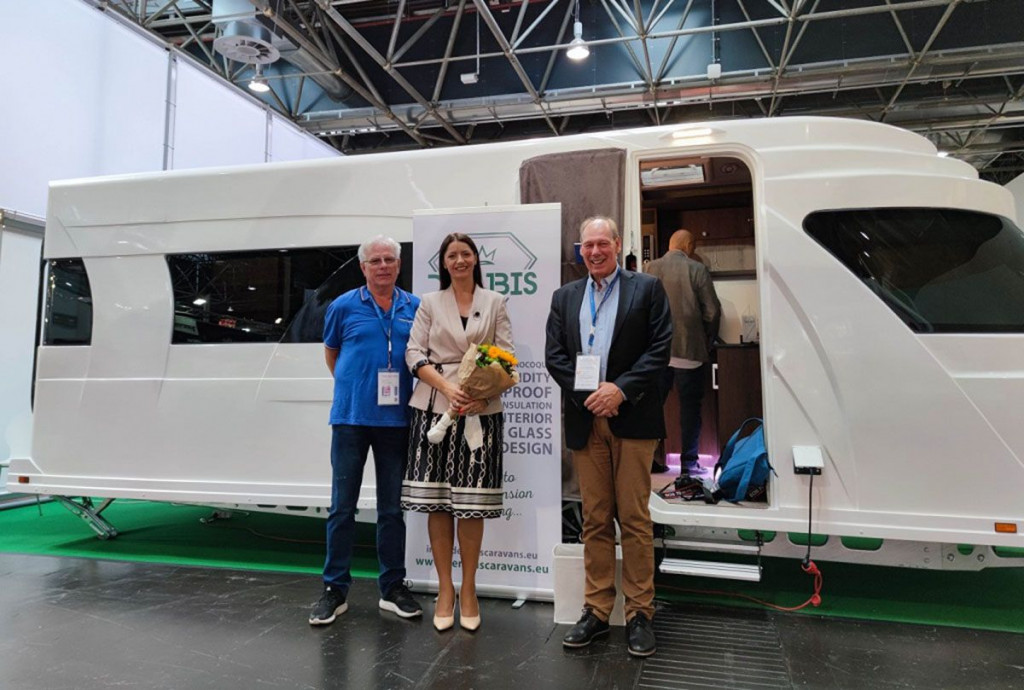 Derubis caravan kamp prikolica