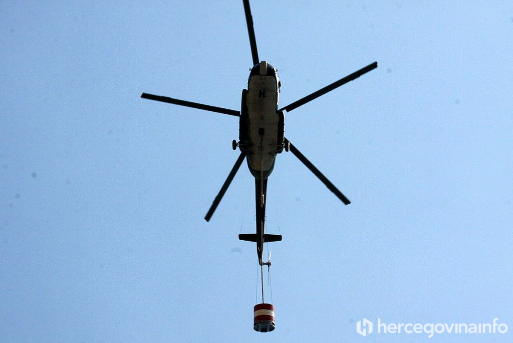 Helikopter i korpa za gašenje požara