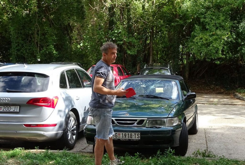 Sergej Trifunović oštećeni automobil