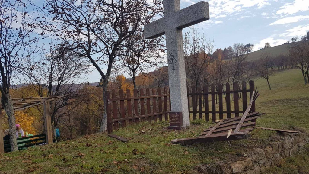 križ, uništen križ, vandalizam