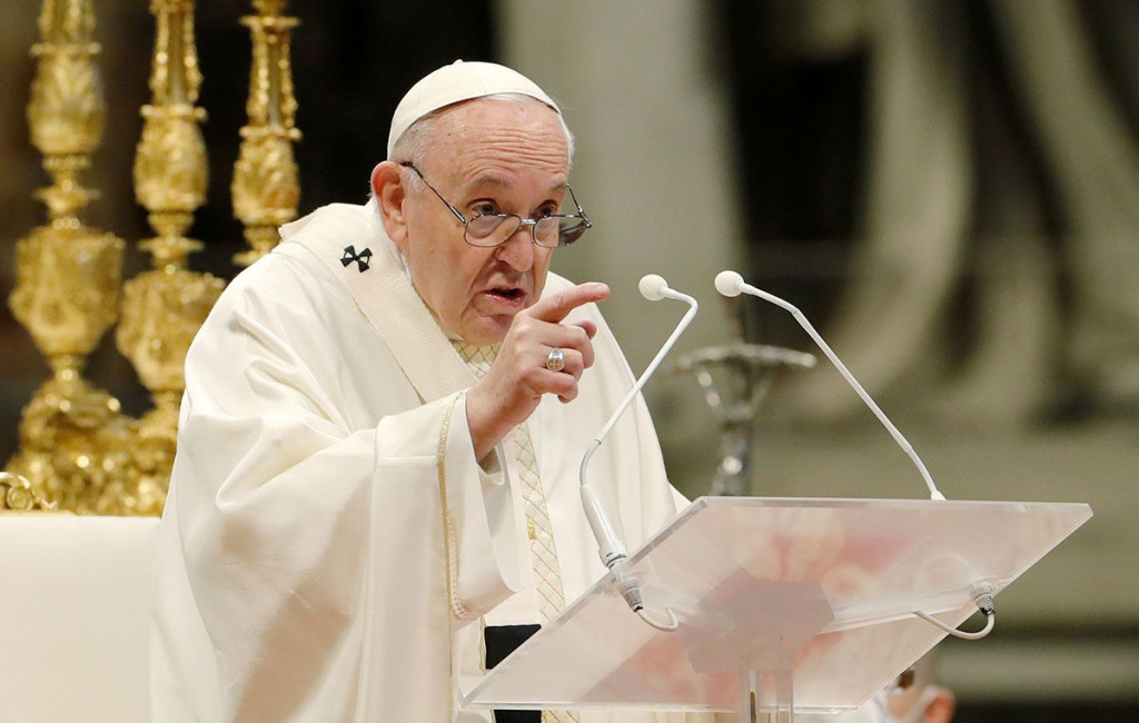 Papa Franjo za govornicom