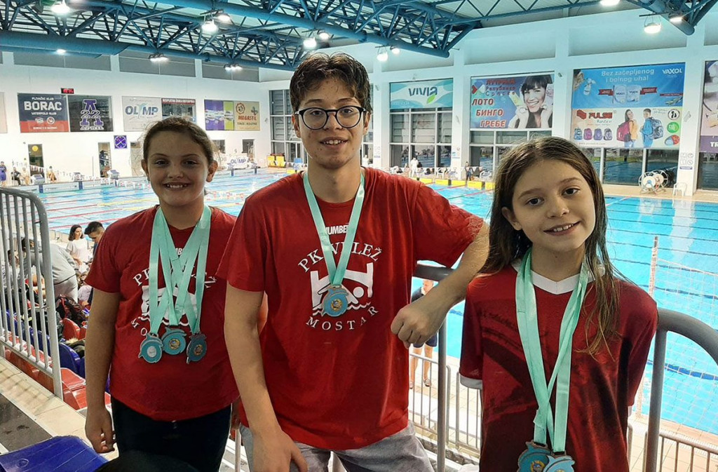 Plivači veleža na natjecanju Mali delfini Banja Luka