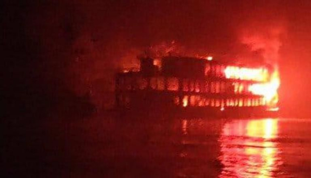 Bangladeš , trajekt, požar