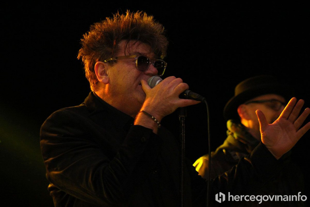 Crvena jabuka - advent u Mostaru