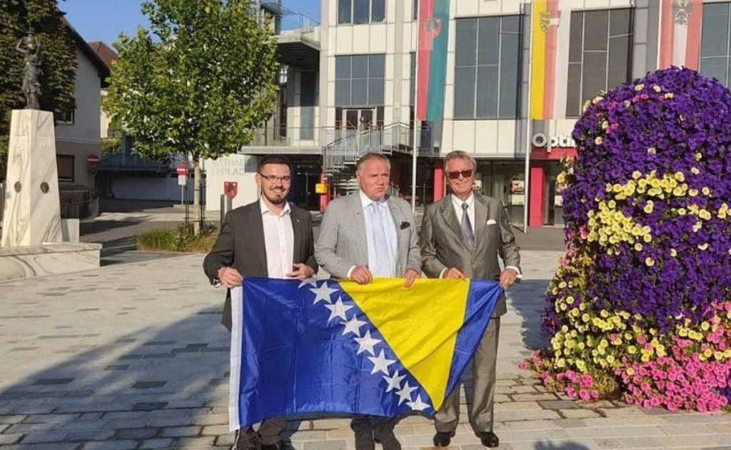 Kemal Kozarić zastava