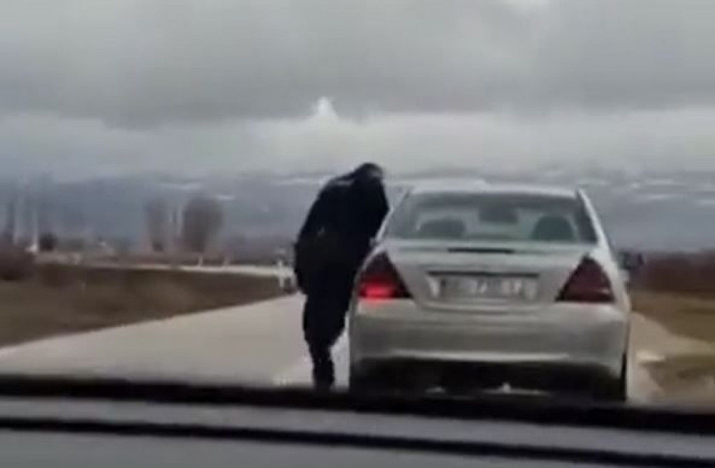 Policajac trčao za automobilom Tomislavgrad