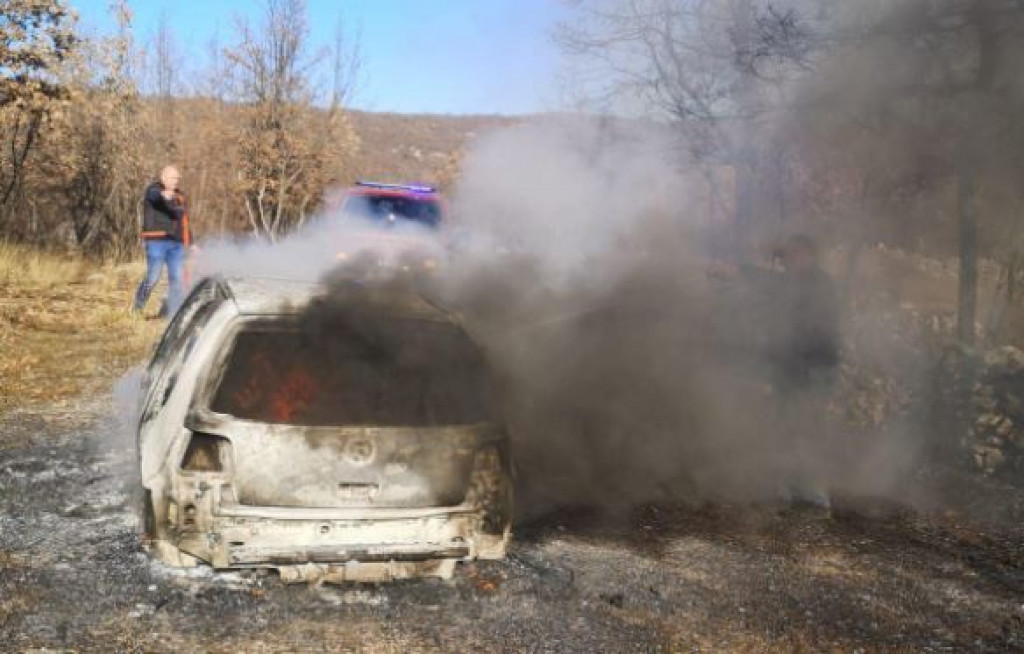 izgorio automobil, požar, Grude, vatrogasci grude