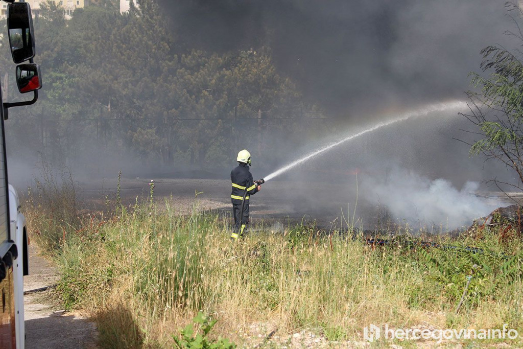 Požar vatrogasci ilustracija