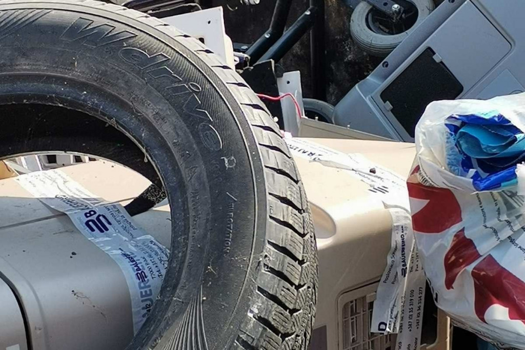 Kuti Livač, Mostar, medicinska oprema, Smeće