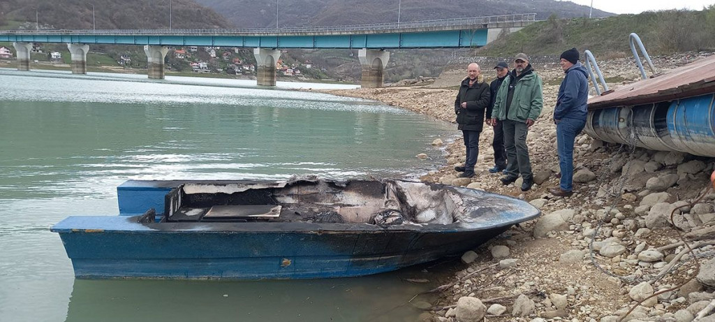 Ribočuvari zapaljeni čamac Konjic