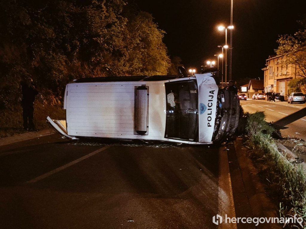 prometna nesreća, Nova gradska magistrala, policijsko vozilo, policija, kombi, prevrtanje