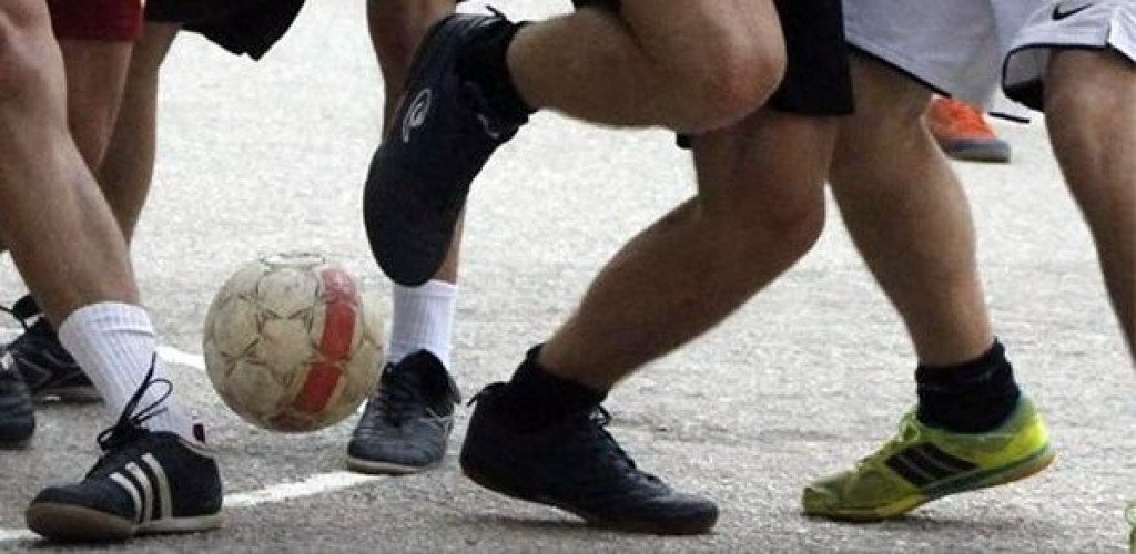 Mali nogomet lopta beton