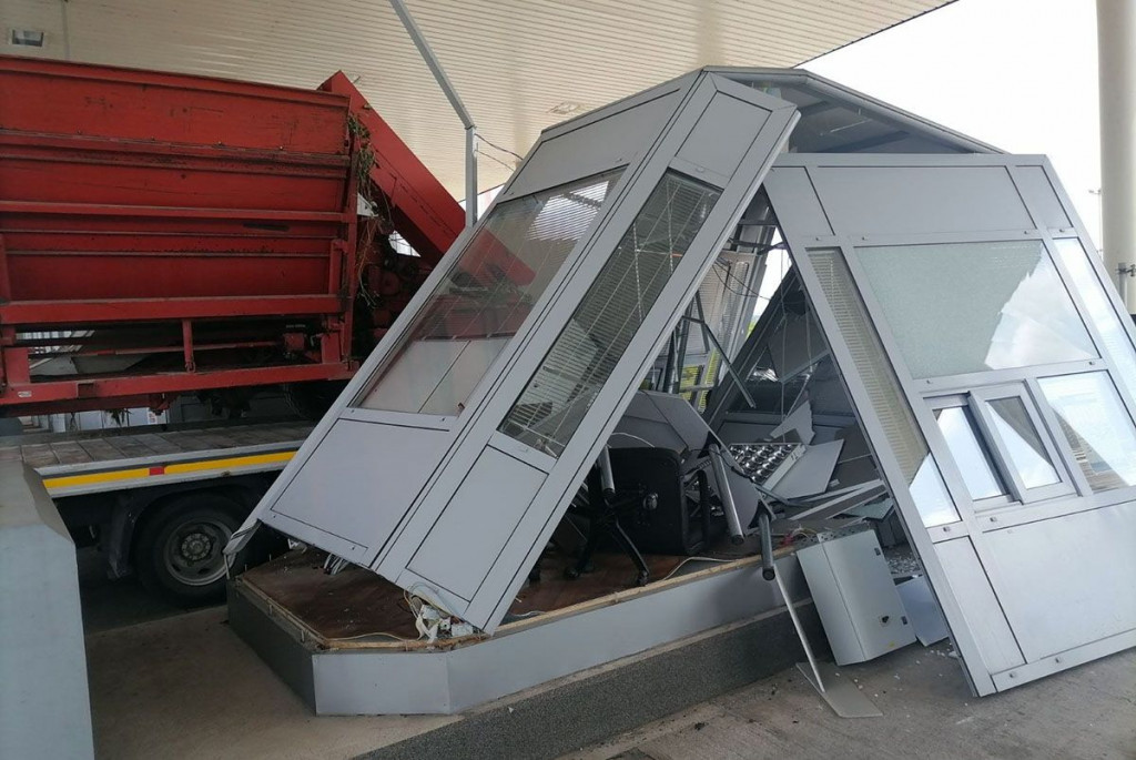 Doboj uništena naplatna kućica