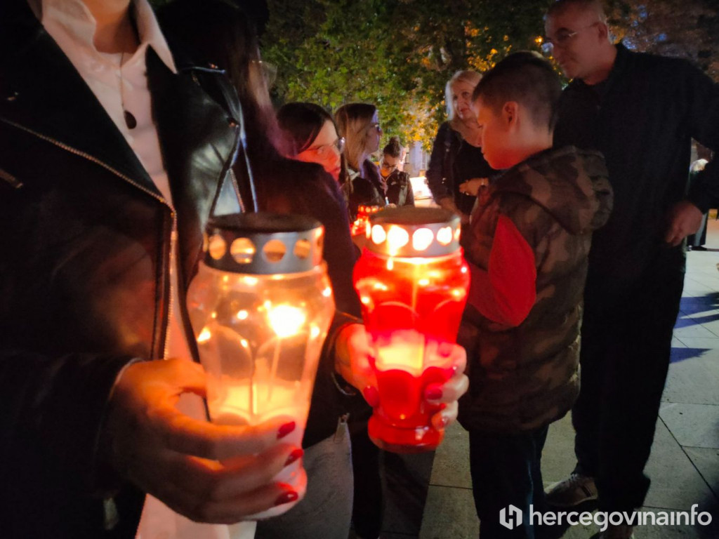 Paljenje svijeća za obitelj Krstić