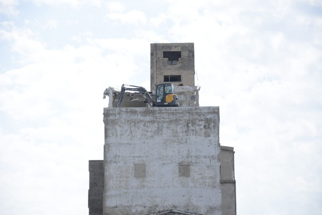 žitopromet,rušenje zgrade,bager