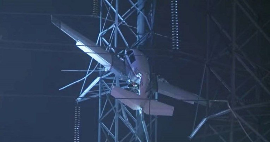 Avion se zabio u dalekovod