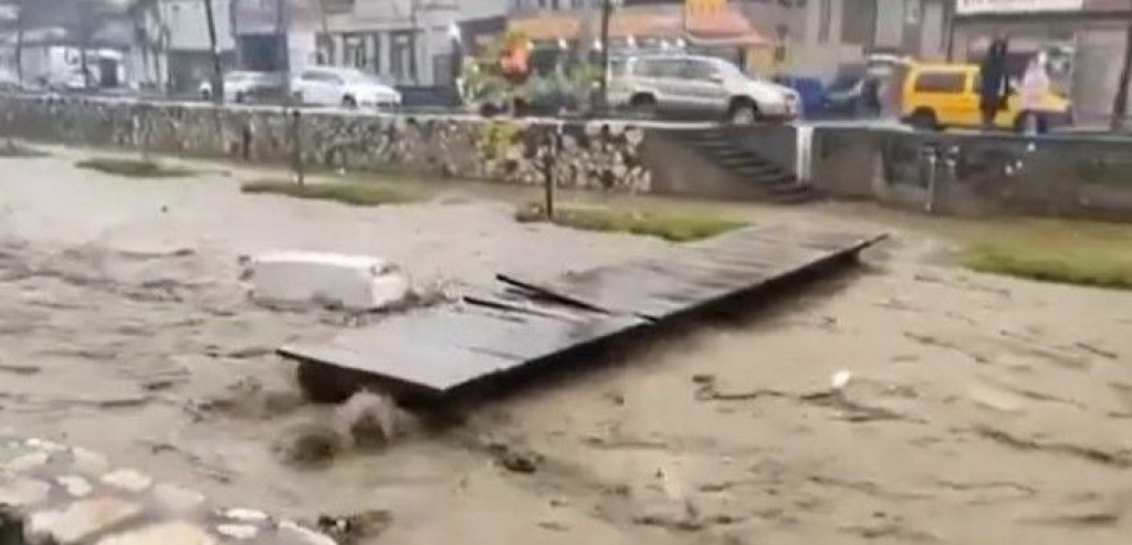 Srbija,poplave,novi pazar,frižider,most