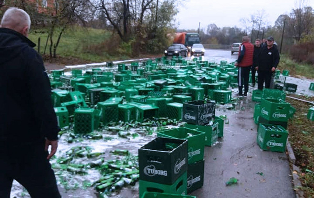 Živinice gajbe piva na cesti