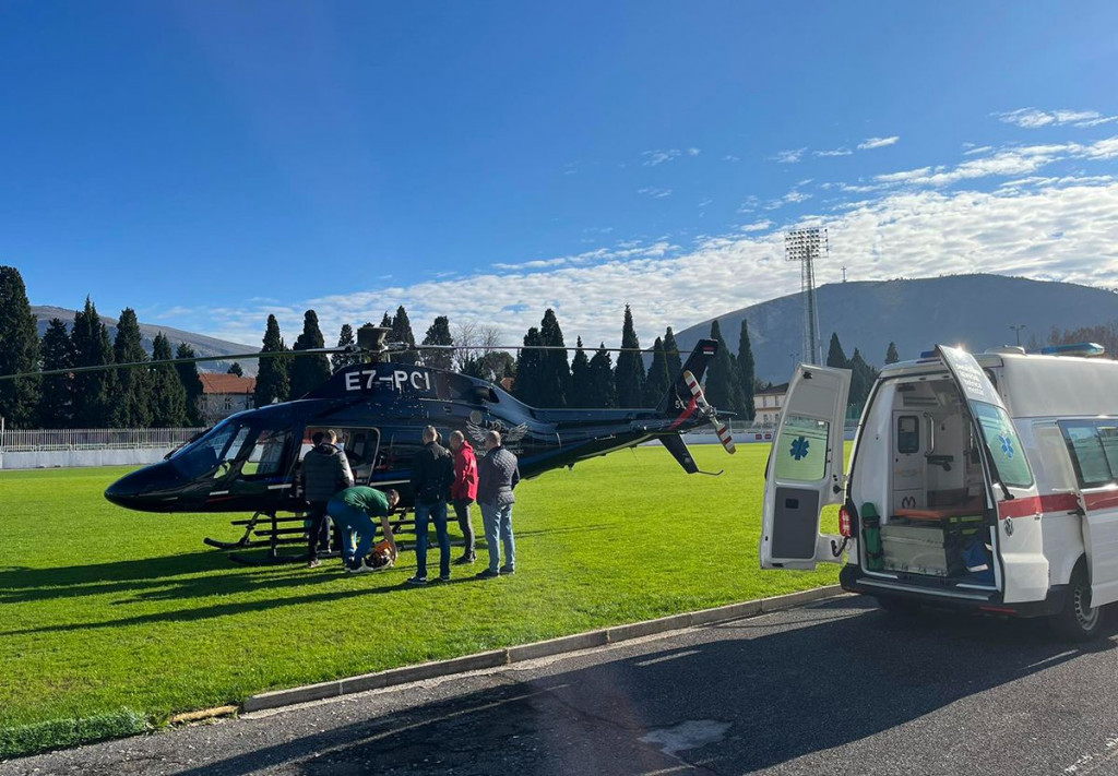 Helikopter i hitna pomoć na stadionu pod Bijelim Brijegom