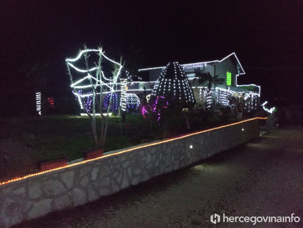 Dubrave kuća božićno kićenje Danko Moro