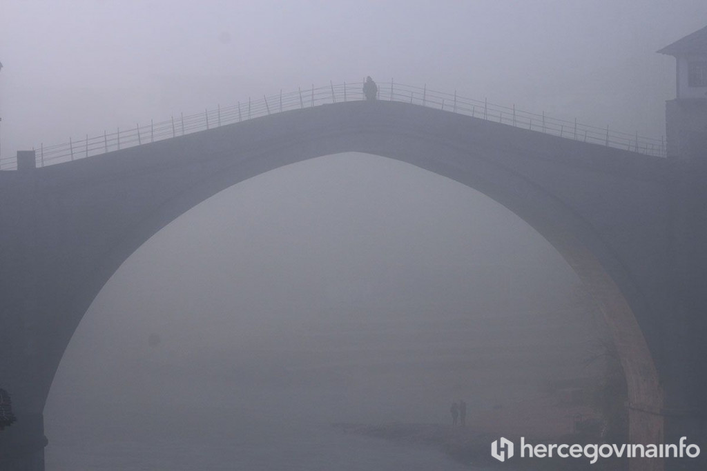 Stari most u magli